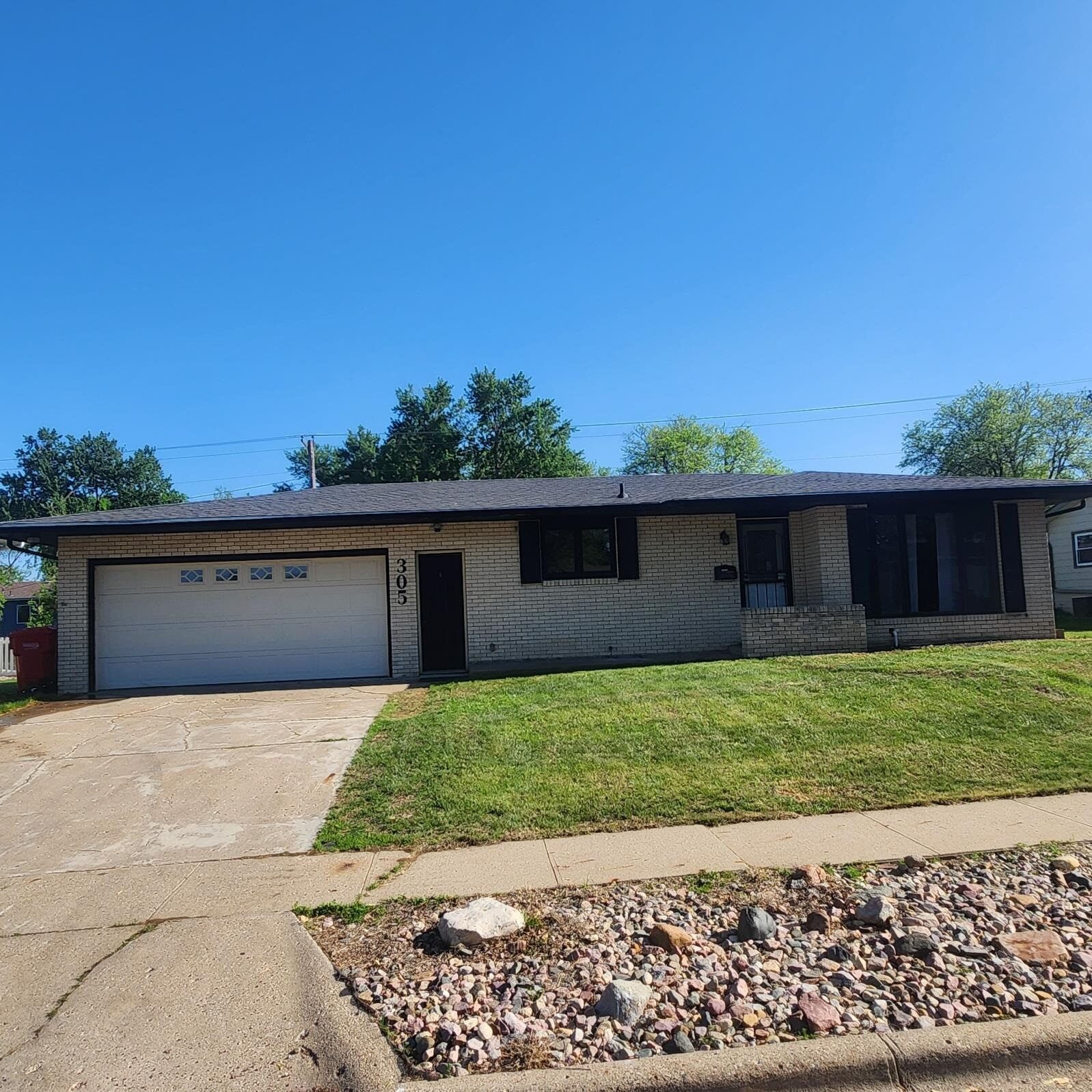 Photo of 305 Golf Ln Yankton, SD