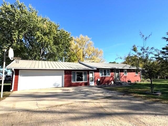 Photo of 1609 Elm St. Tyndall, SD