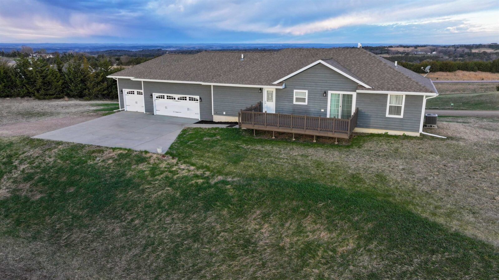 Photo of 307 Nottingham Ln Yankton, SD