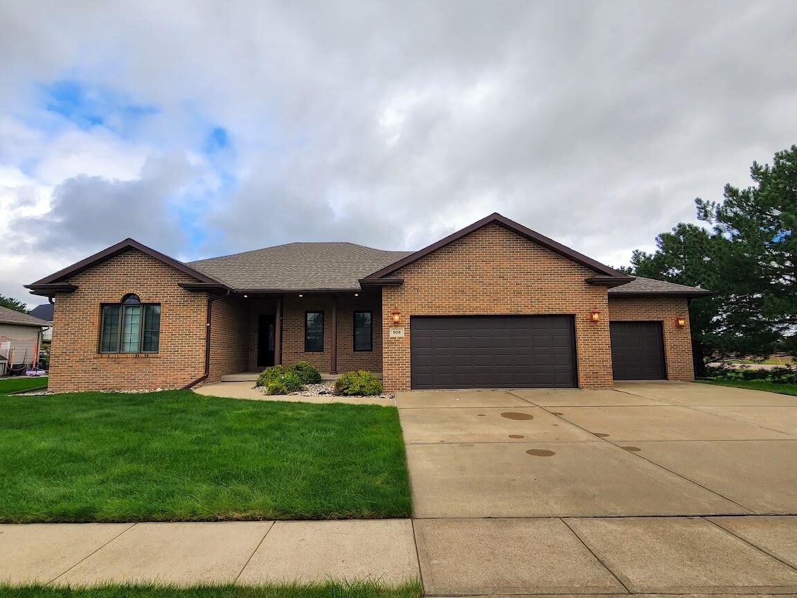Photo of 908 Hillcrest Grand Ave Yankton, SD